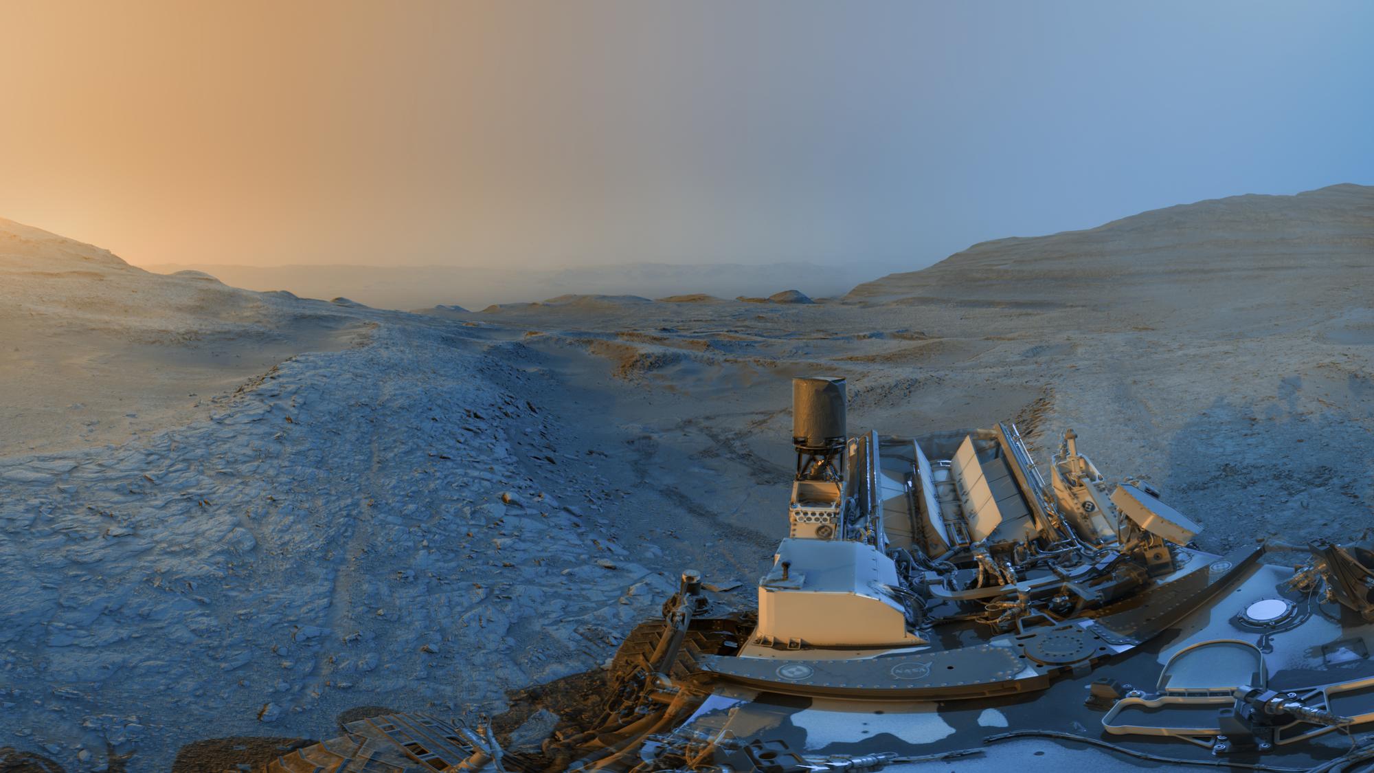 Curiosity’s Martian Day/Night Postcard